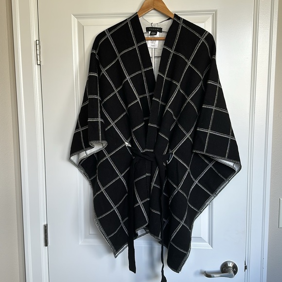 Tahari Sweaters - NWOT Tahari Belted Poncho OS Women’s Kimono Soft Stretchy Black White Plaid Cozy